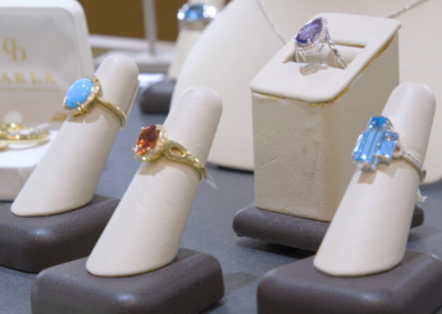 Bold gold and vibrant gems lead Valentine’s Day 2026 jewelry trends – 910News.com