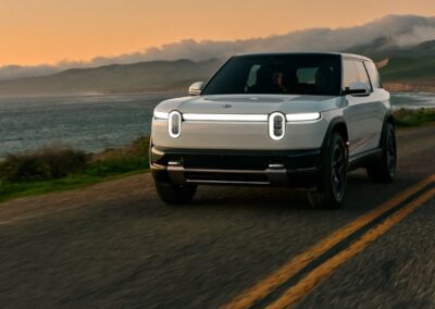 Electric carmaker Rivian bucks industry trend, launches all-new midsize SUV – ABC News