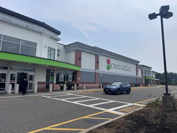 Stop & Shop woos shoppers with expanded, cheaper hot bar assortment | Grocery Dive