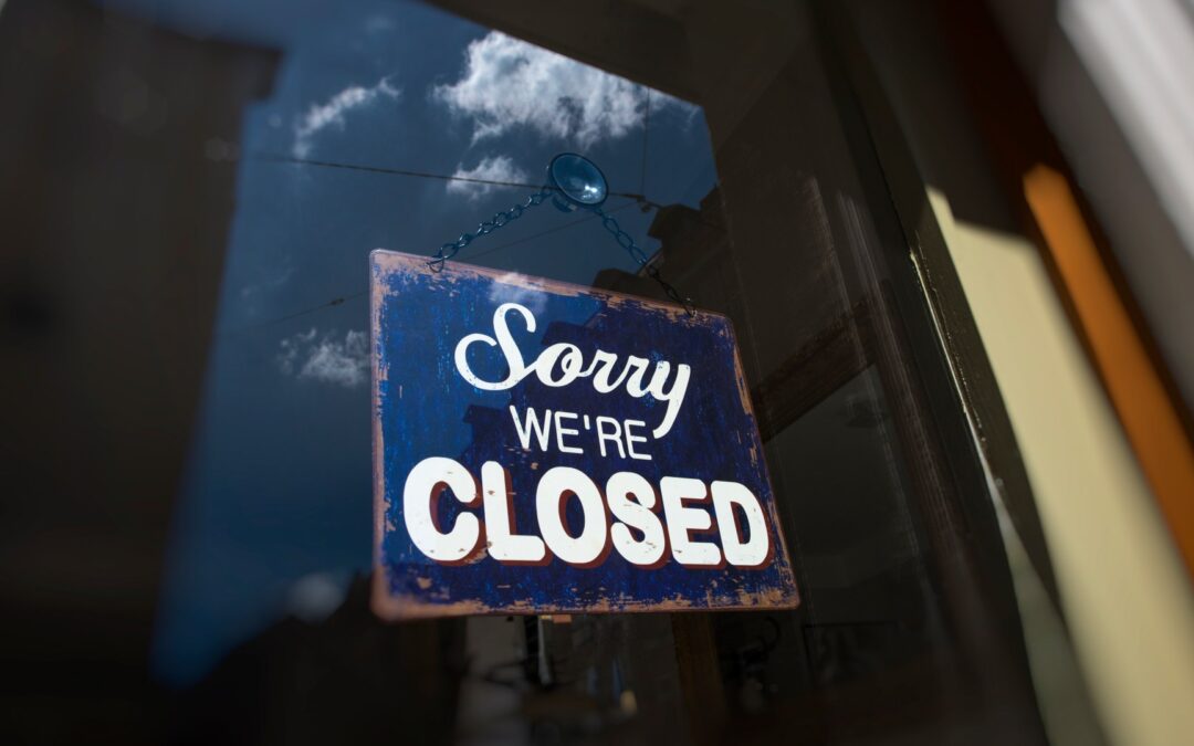 Chaos erupts as furniture chain closes all 89 locations leaving 10,000 orders unfulfilled