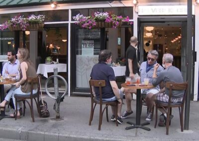 Outdoor dining across New York City returns, with hundreds of restaurants approved – CBS New York