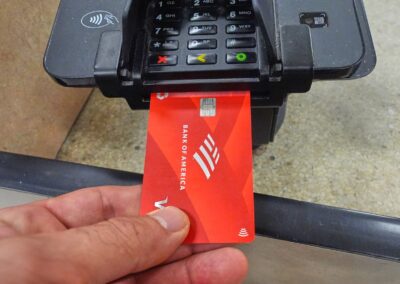 Americans falling behind on $1.25 trillion in credit card bills | KTLA
