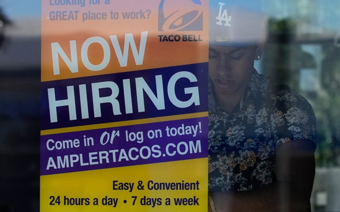 US jobless aid filings rise to 229,000 last week, remain historically low despite war – ABC News