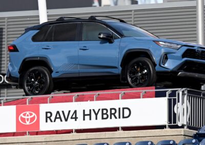 Automakers report mixed U.S. sales results as hybrids drive market