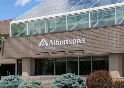Albertsons announces new operating model, president’s retirement after weak Q1 | Grocery Dive