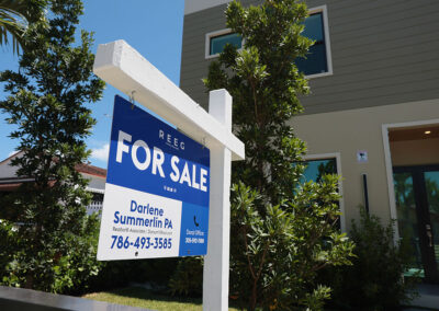 Number of homebuyers falls to lowest level in at least 13 years, Redfin says