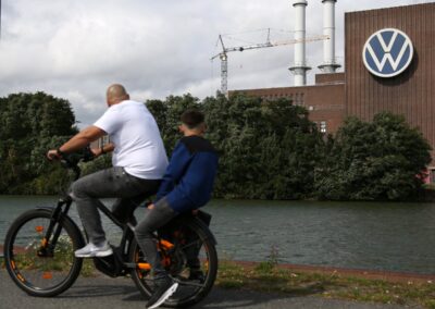 The decline of Volkswagen: The highest‑grossing automaker, but its main rival Toyota earns five times as much | Economy and Business | EL PAÍS English