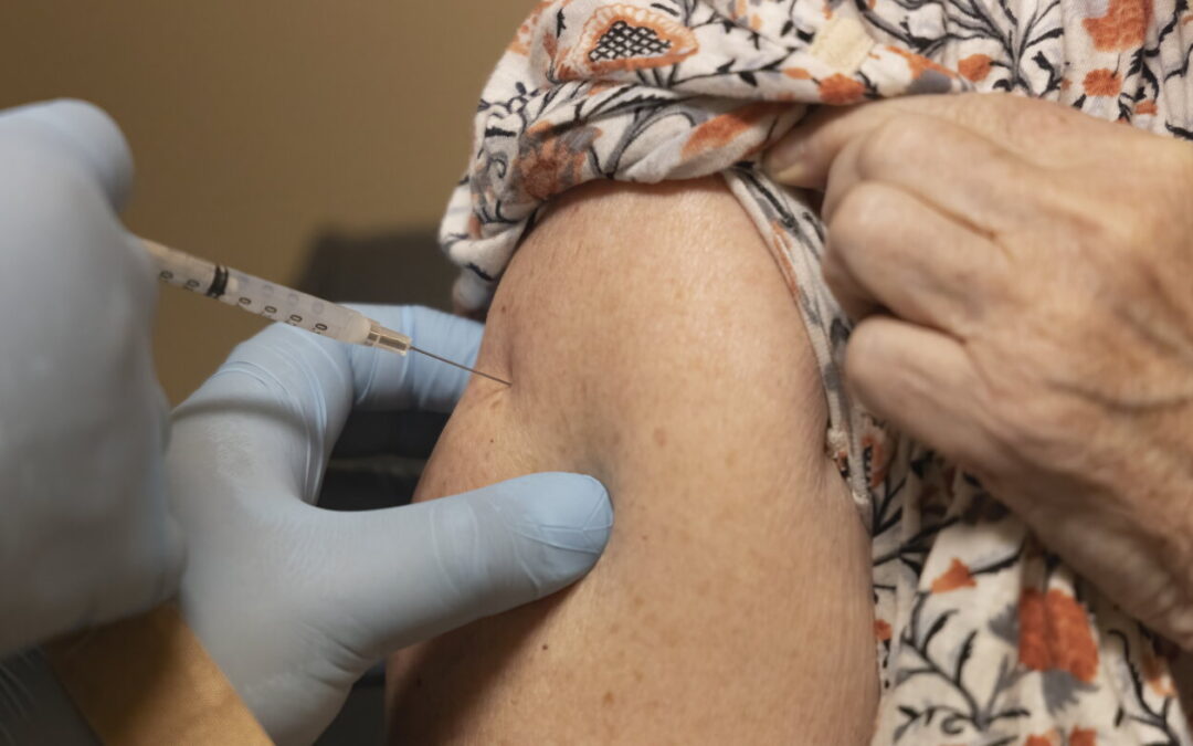 Independent vaccine recommendations issued for COVID, flu and RSV : NPR