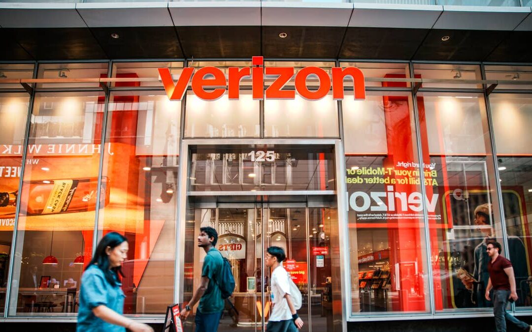 Verizon walks back a pricing promise for customers – TheStreet