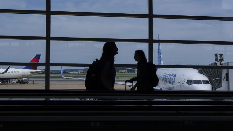 Airfares are way up compared to last year. Don’t expect it to change this holiday season | CNN Business