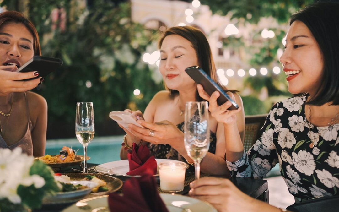 Restaurants adopt locked pouches and phone bans to limit screen time | Fox News