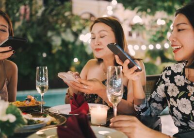 Restaurants adopt locked pouches and phone bans to limit screen time | Fox News